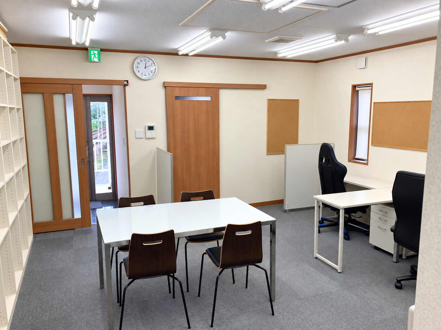 すっきり整った清潔なオフィス-3