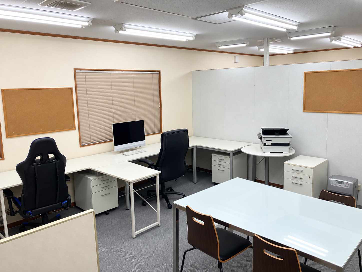 整然としたオフィスの内観-1